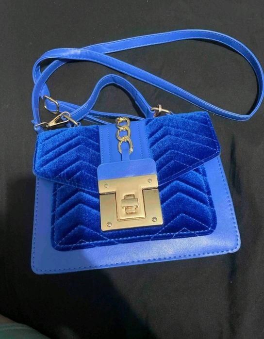 Чанта в кралско синьо