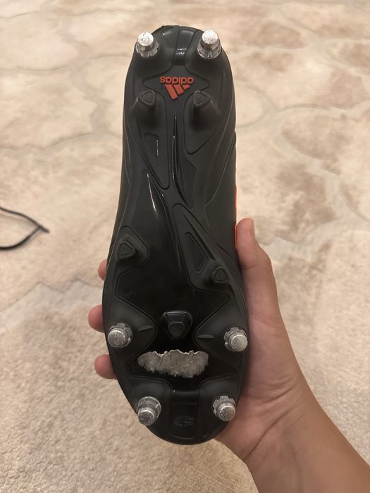 Футбольные бутсы adidas