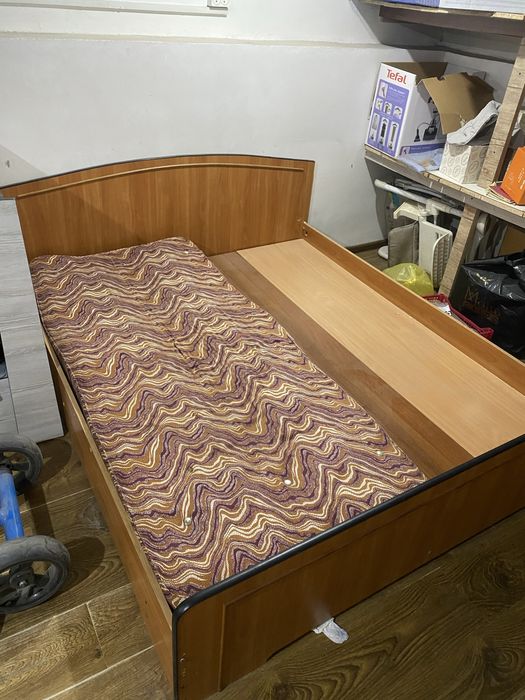 Kravat, krovat spalniy