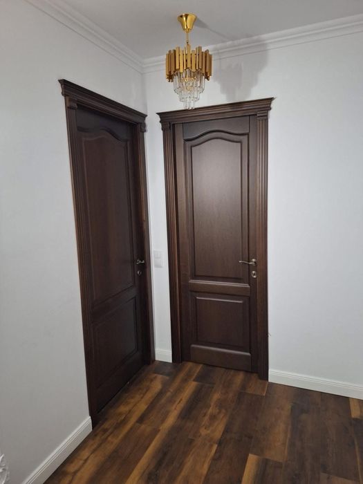 Usi lemn masiv si mobila de bucatarie