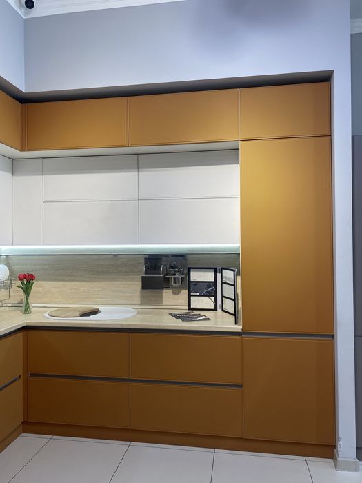 продаётся кухонный гарнитур. Образец витрина