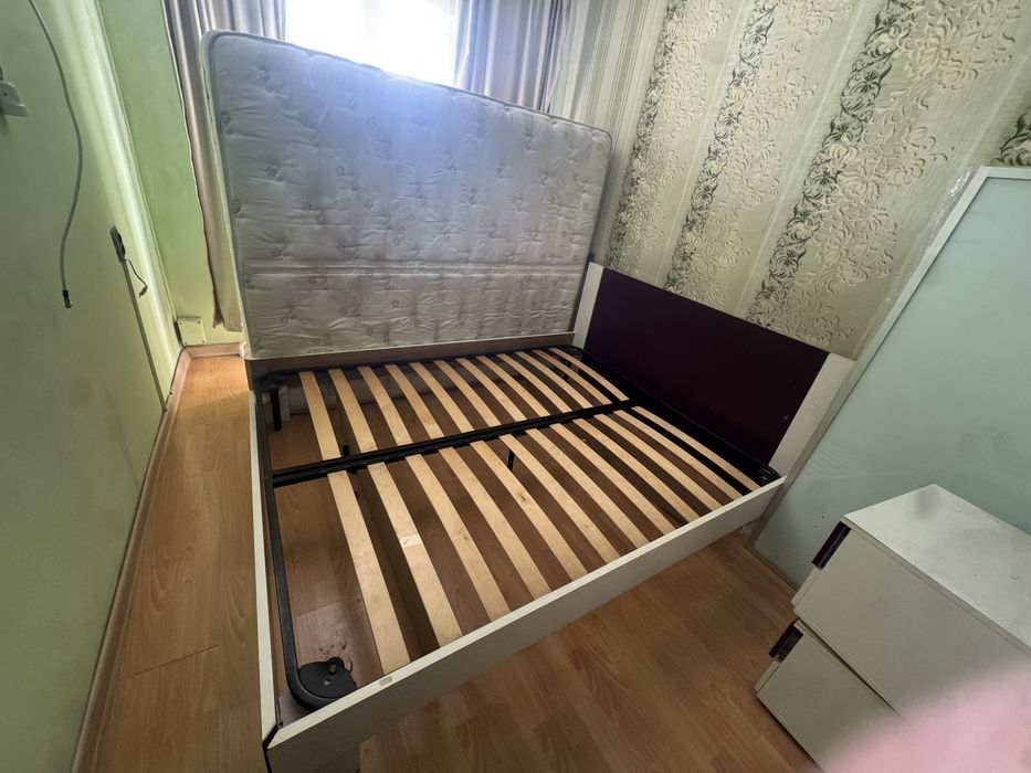 Кровать с матрацем