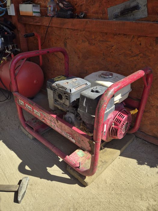 Vând generator Honda