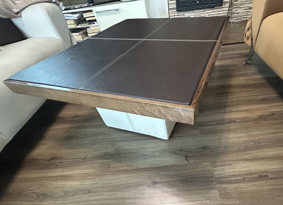 Холни маса от дърво и кожа и стъкло