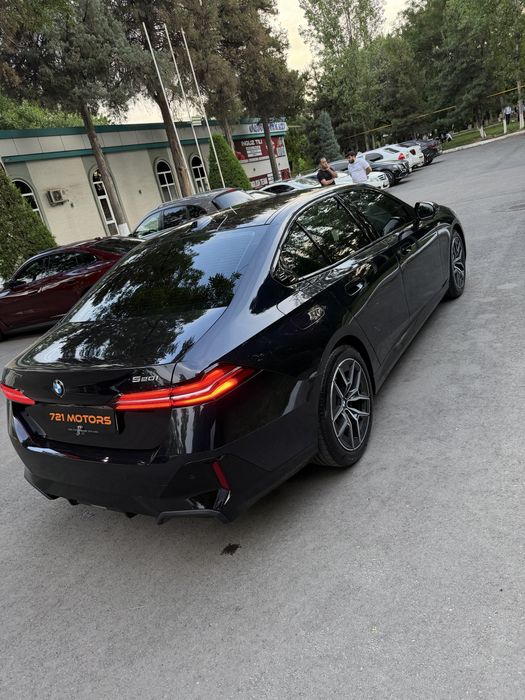 Bmw 530i M- paket 2025 yil Benzin Gibrid  5 litr rasxod qiladi