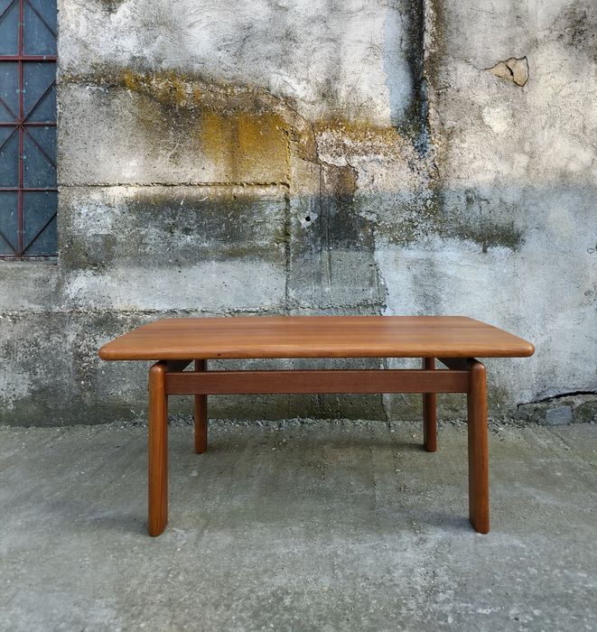 Măsuță veche din lemn masiv de tec, BURCHARDT -NIELSEN, stil Mid-Century
L= 133 cm,  l= 76 cm,  H= 54 cm.
2100 lei