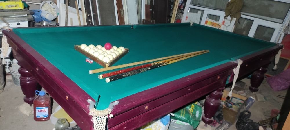 Бильярдный стол .