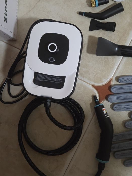 Преносима мултифункционална парочистачка LEST 2500w с бяло-черен основен корпус, маркуч с пистолет