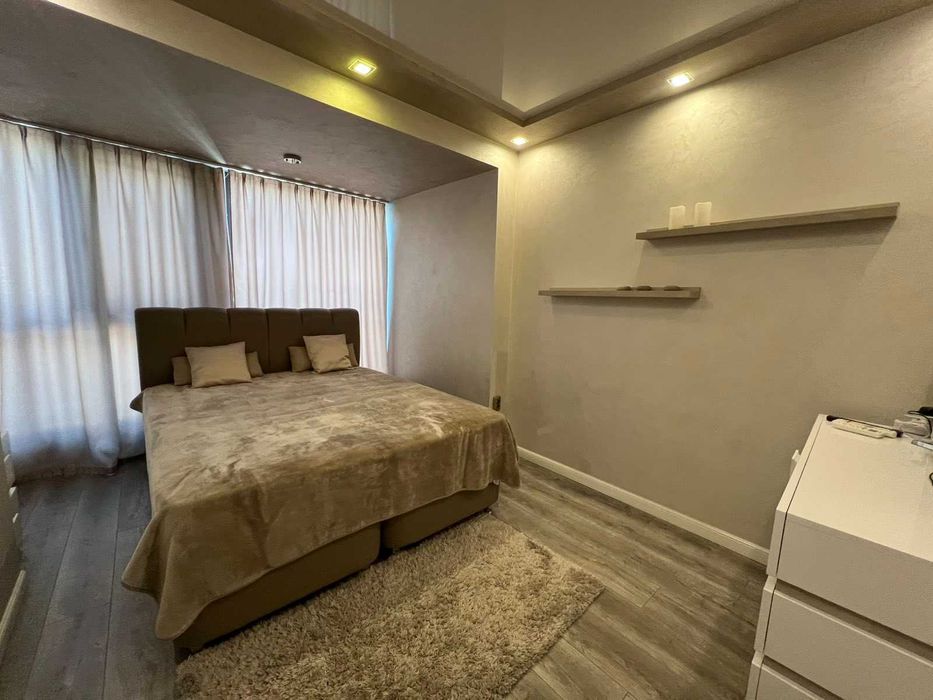 Дава се под наем Тристаен апартамент в Варна, Център - 74 кв.м за 1100 € - Снимка #1