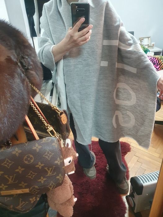 Шалове Acne Studio, Dior.Louis Vuitton,Burberry Tommi Hilfiger