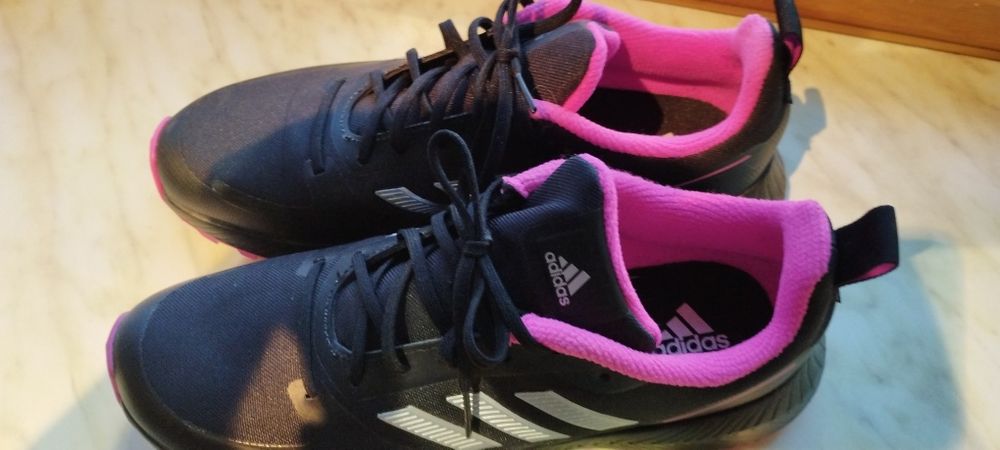 Маратонки adidas.