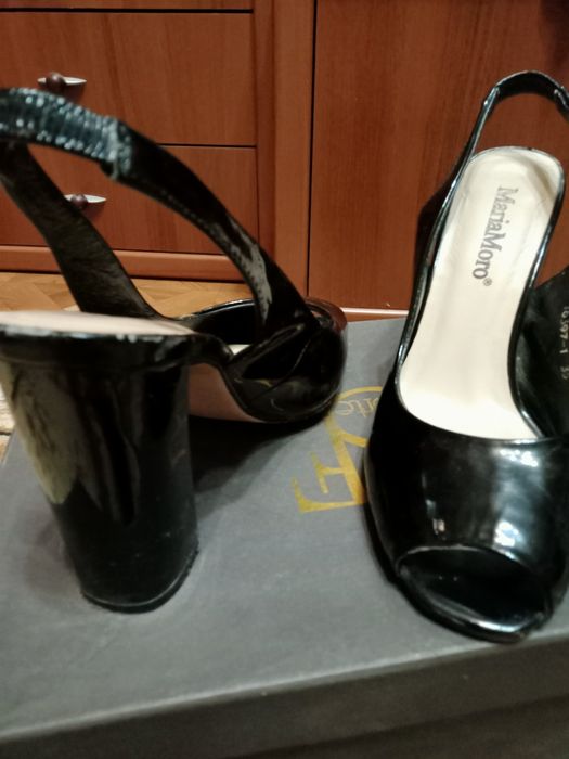 Продам туфли лаковые