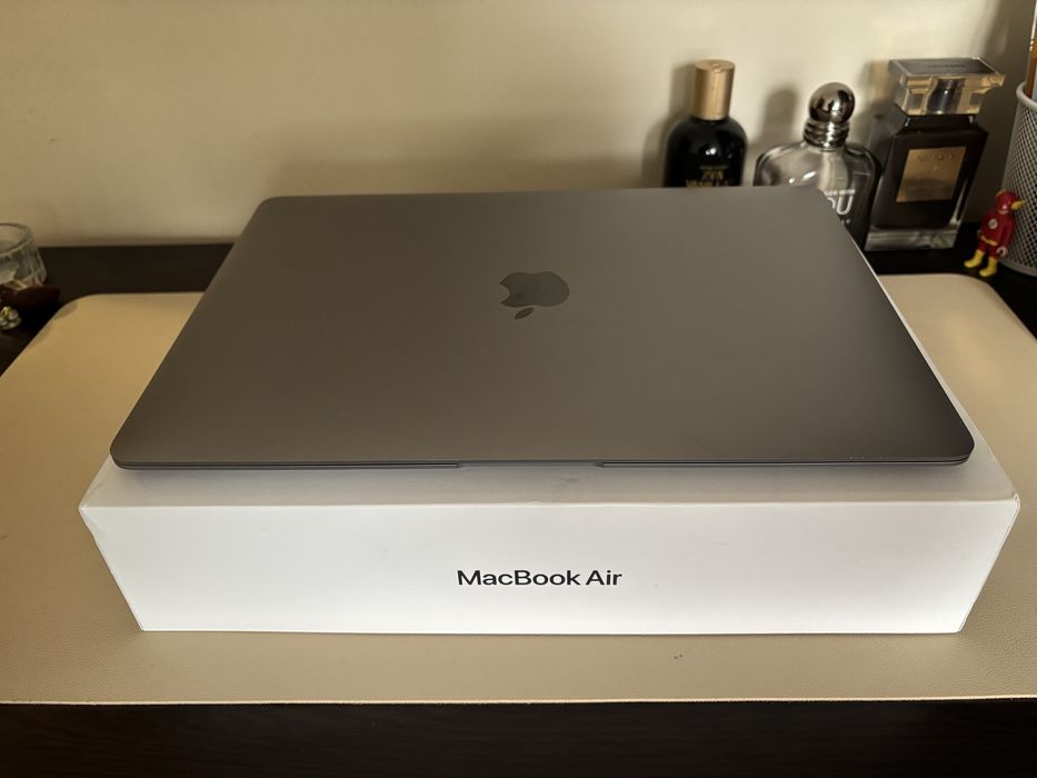 MacBook Air 13,3 inch, M1 чип + ПОДАРЪК два калъфа