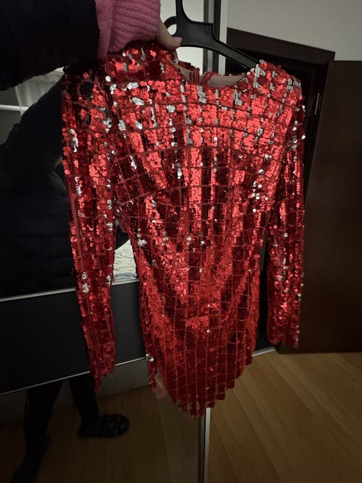 Червена пайетена рокля