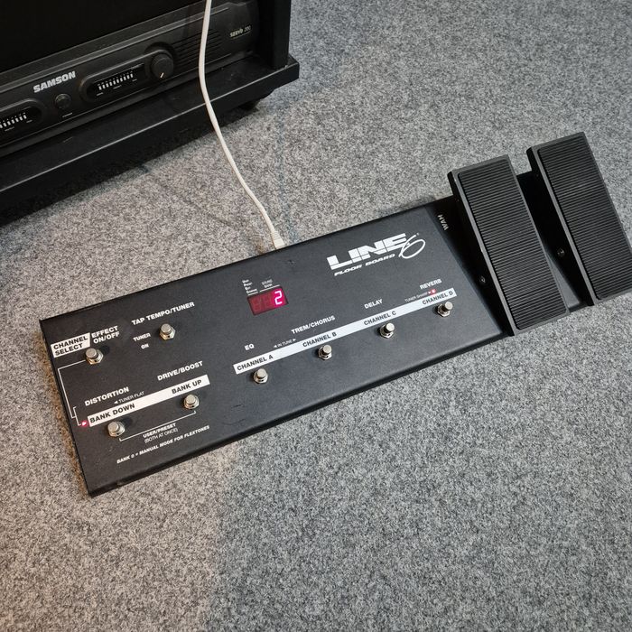 Line6 POD PRO Rack cu Line6 Floor Board
