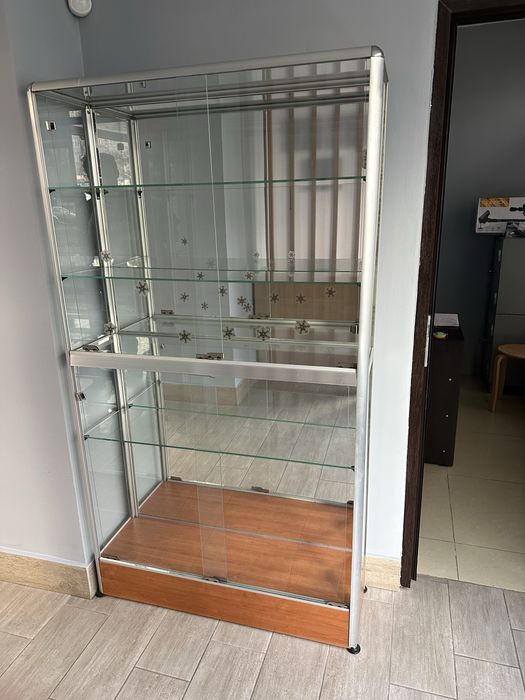 Шкаф стеклянный для офиса