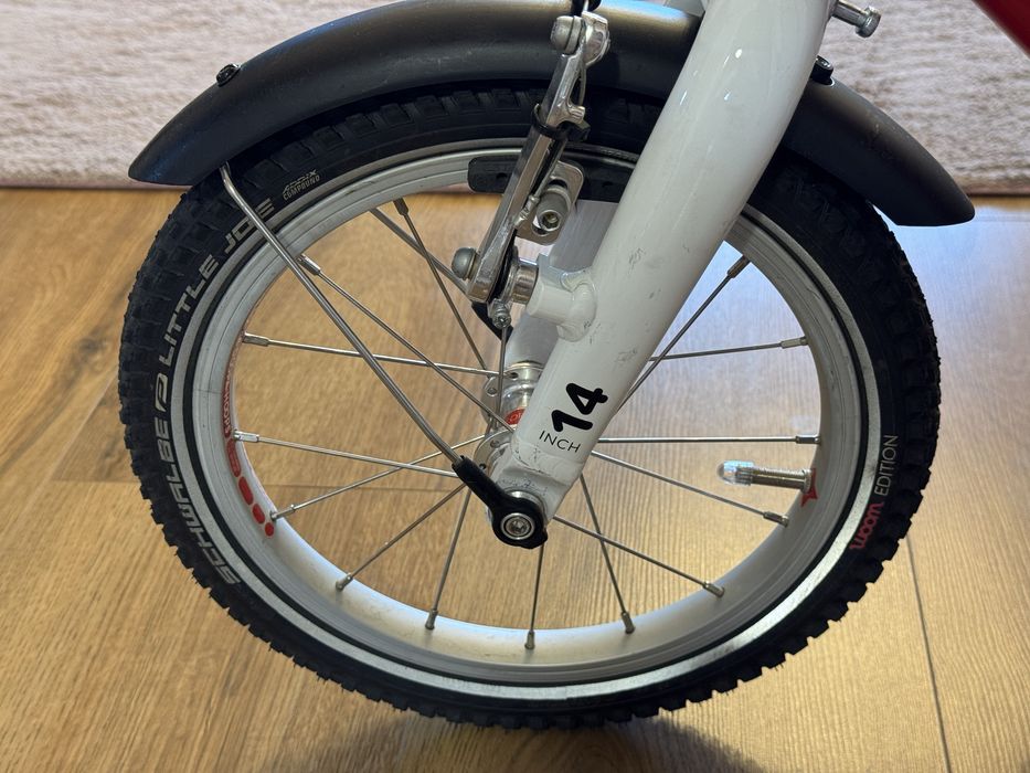 bicicleta roșie WOOM 2 + cască mărimea S - urme de utilizare normale, identificate in imagini cu exactitate