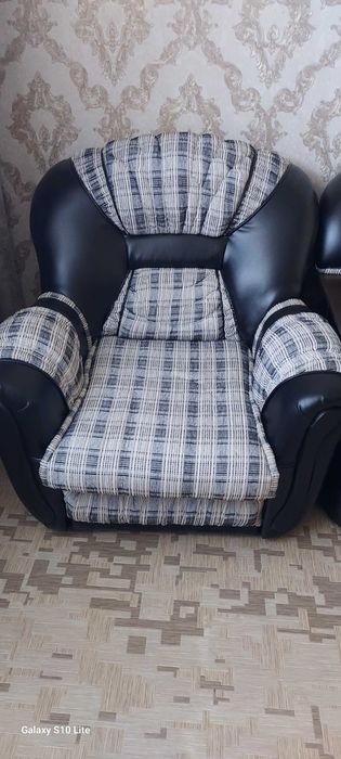 Угловой диван с креслом.