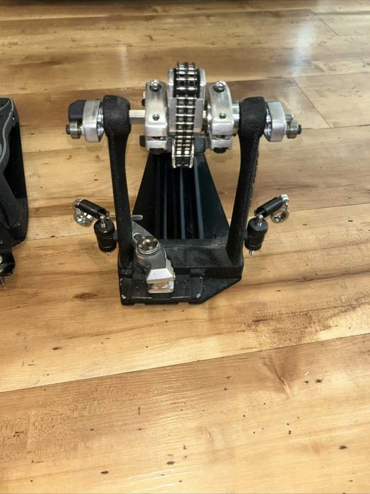 Педалът за бас барабан TAMA Iron Cobra 900