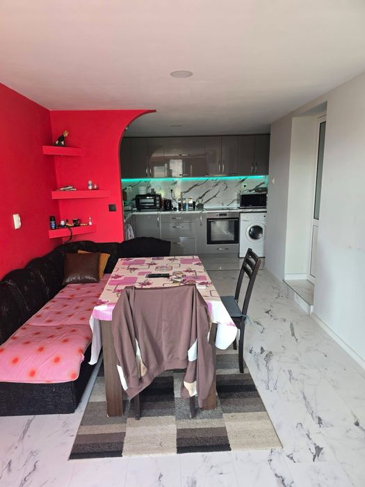 Просторна къща с голям двор 2 декара