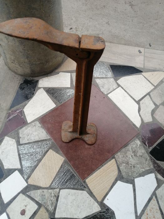 Лапа для ремонта обуви и гвозди.