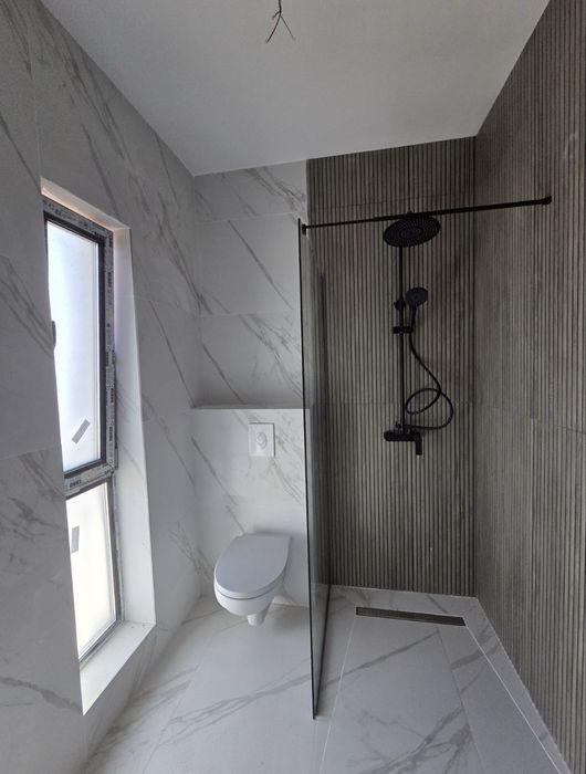 Vand  casa cu 5 camere si 3 bai