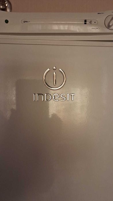 Рабочий холодильник Indesit