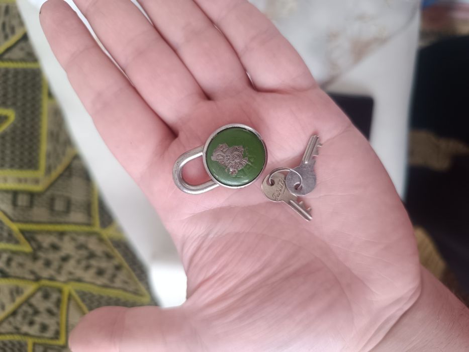 Маленький замок с ключами