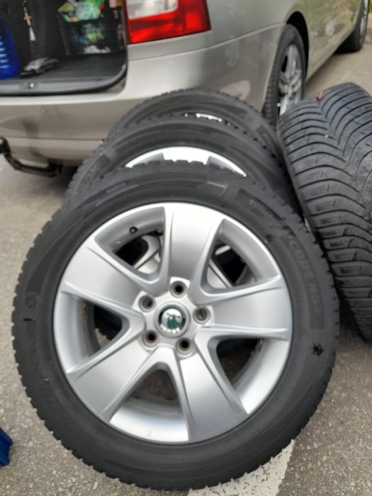 Vând roți originale de skoda octavia