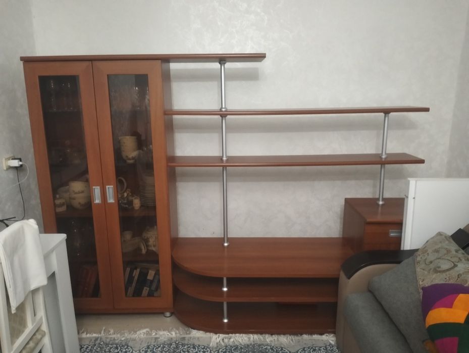 Сервант коричневого цвета