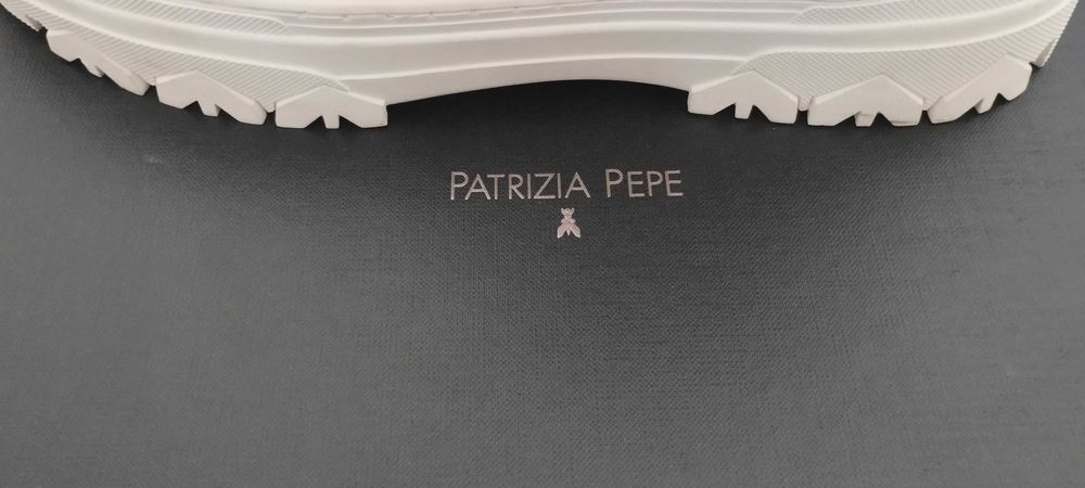 Vând ghete Patrizia Pepe, sunt NOI, mărimea 40, piele naturala albă