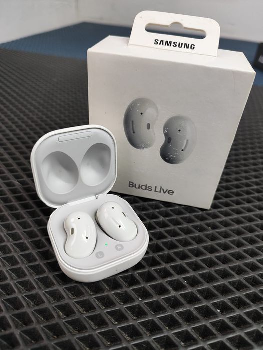 SAMSUNG GALAXY BUDS live в отличном состоянии.