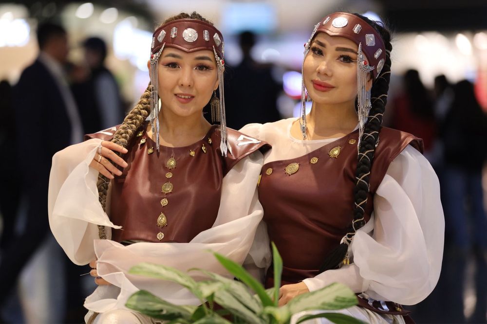 «Umay»этно фюжн өнер көрсетеді