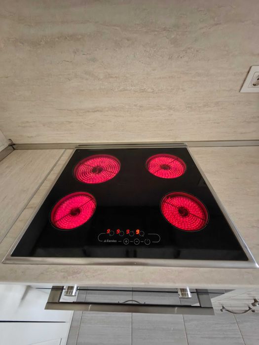 Кухня по поръчка от MDF с естествен дъбов фурнир + Blum механизми