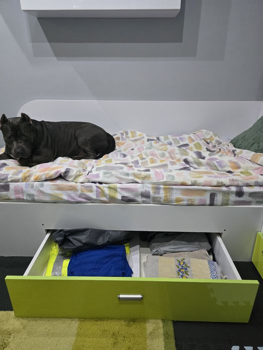 Pat de o persoană, plus dulap, stare foarte bună