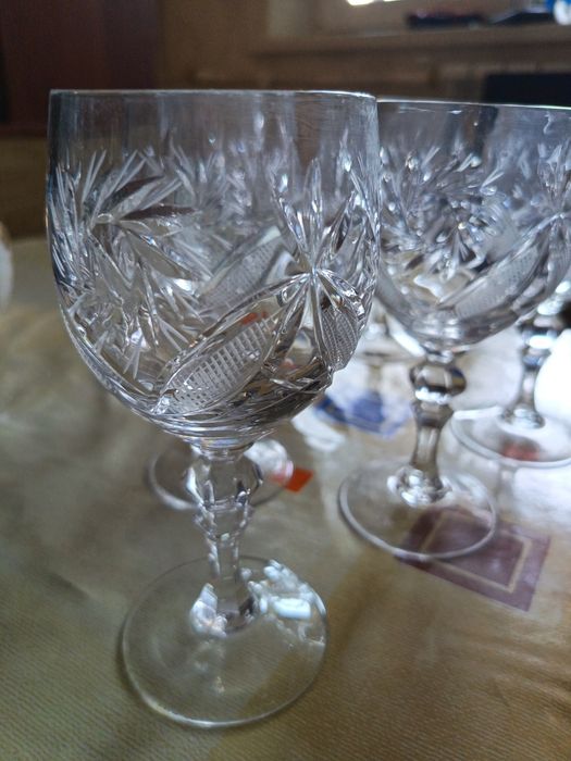 Хрустальные бокалы большие и маленькие