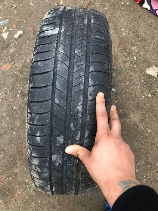 De Vanzare 2 seturi  de cauciucuri  1set este cu Jante