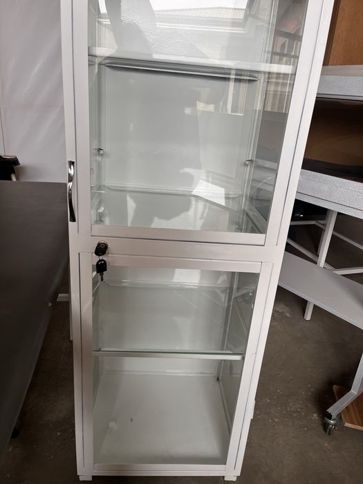 Медицинский шкаф