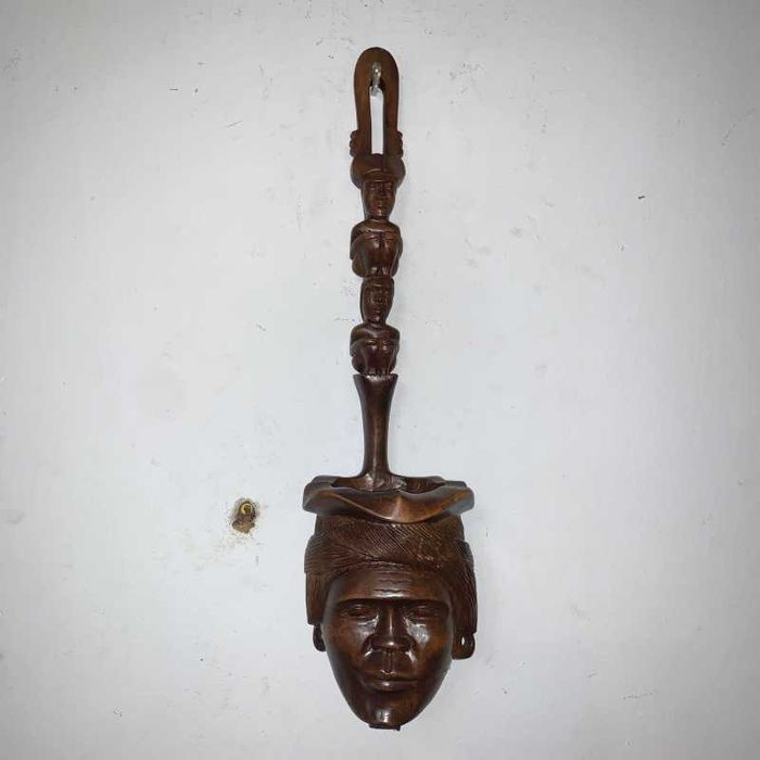 Statuetă de perete decorativă din lemn