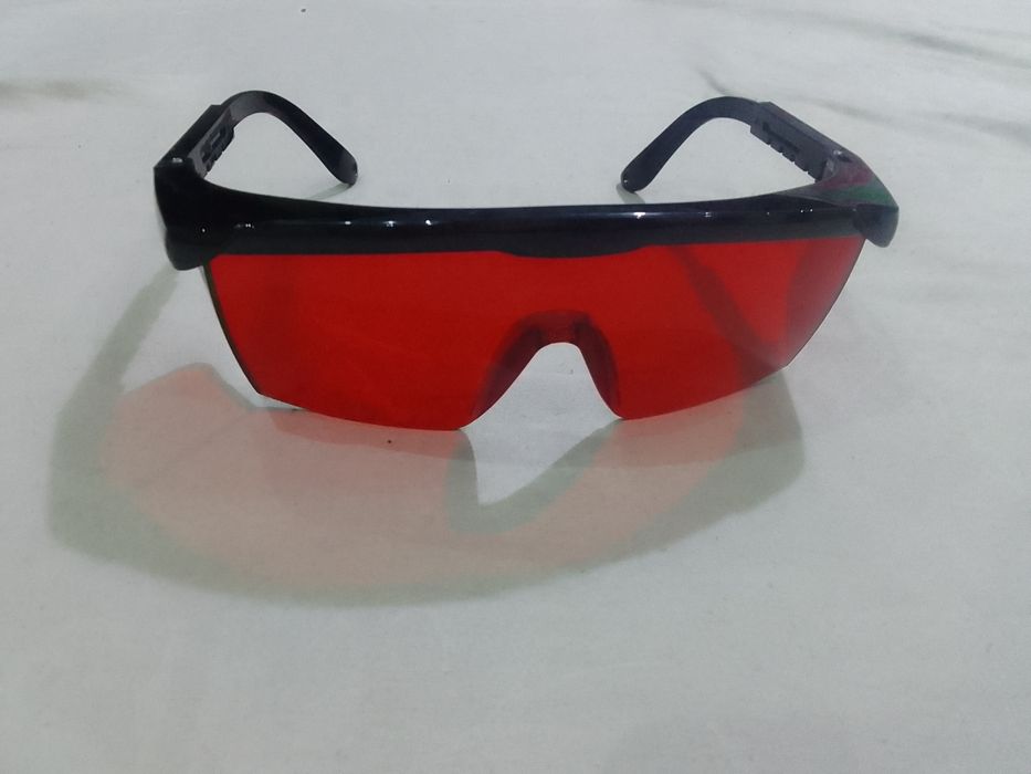 Очки лазер учун кизил рангли