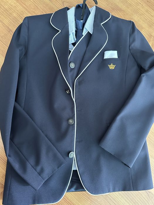 Продавам детски мъжки костюм