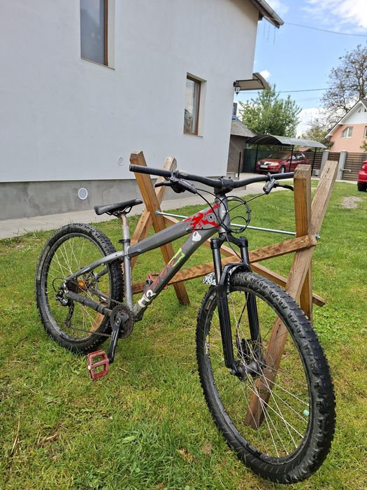 Vând bicicleta dirt Umf Hardy 3