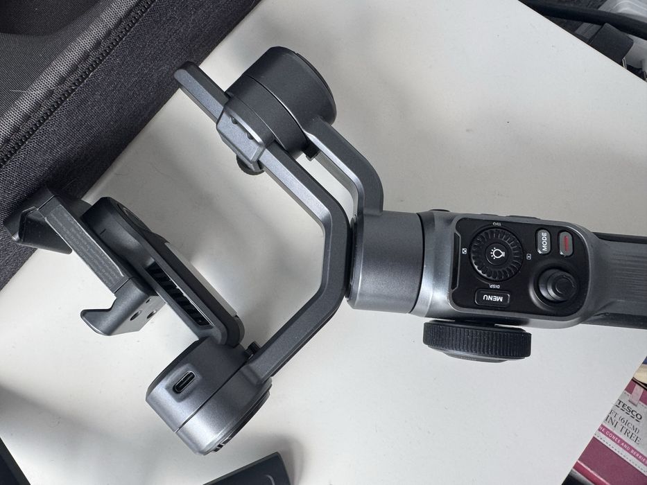 Sistem de stabilizare Zhiyun Smooth 5S Combo, trepied de mana, 3 axe, lumina LED, geanta de transport, Gri