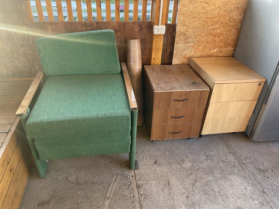 Продам кресло и тумбочки
