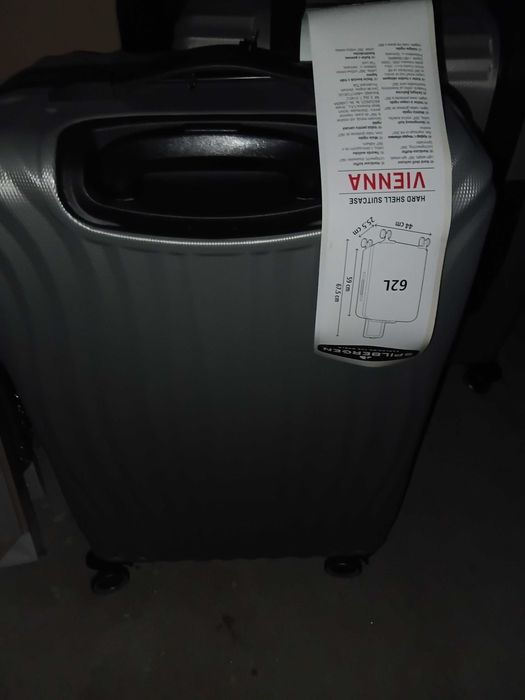 Valiza noua cu eticheta