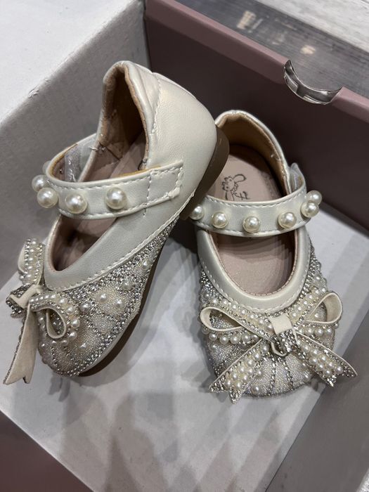 Новые платья и туфельки для девочки