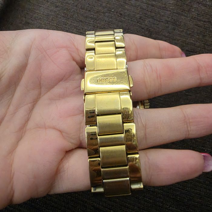 Златест часовник Guess