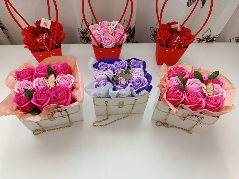 Vând aranjamente florale