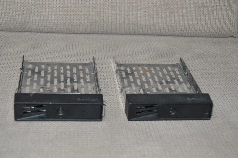 Set 2 tăvițe originale Synology (HDD/SSD Tray Caddy) 3.5" / 2.5"
