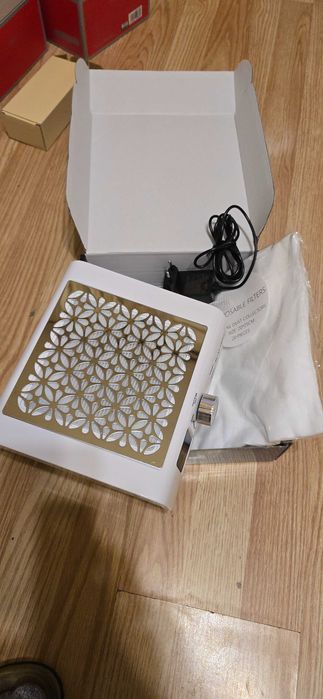 Aspirator praf manichiura